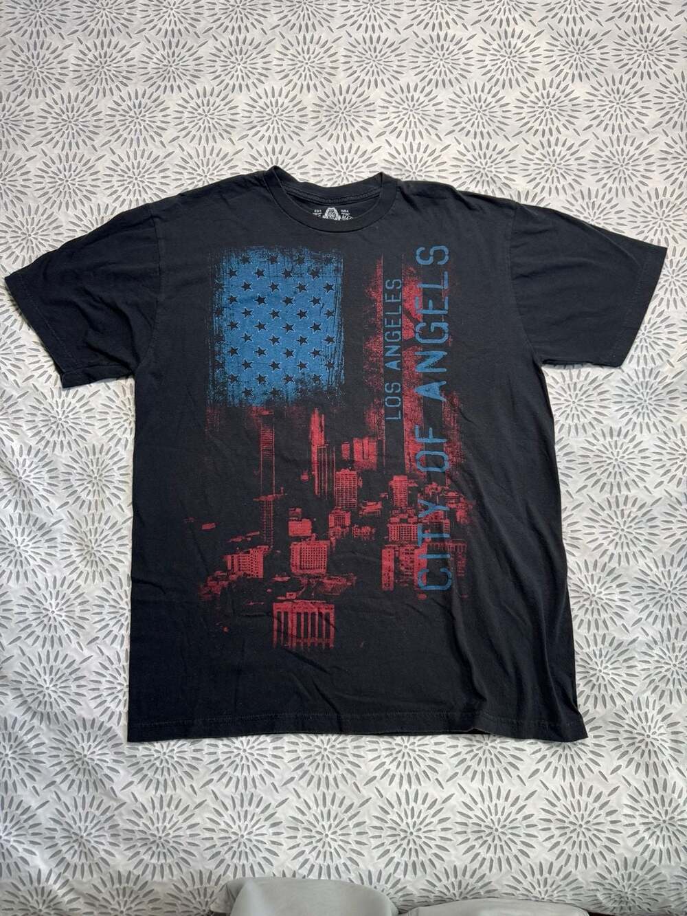 American Rag Los Angeles City of Angels Distressed Flag Graphic T-Shirt X-Large